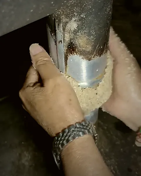 Tay trét kín khe nồi chưng cất